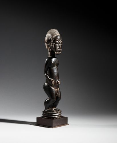 null Figure masculine Baoulé, Côte d'Ivoire
Bois
H. 43 cm
Debout, les pieds solidement...