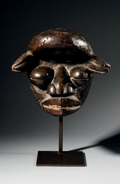 null Dyeponyo Wé-Guéré mask, Ivory Coast
Wood
H. 25 cm
Provenance :
- Former collection...