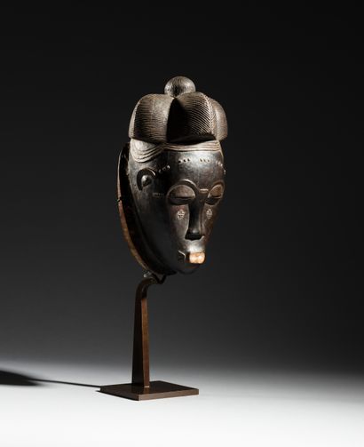 null 
Ɵ Masque cimier Baoulé, Côte d'Ivoire

Bois lourd

H. 29 cm



Provenance :

-...
