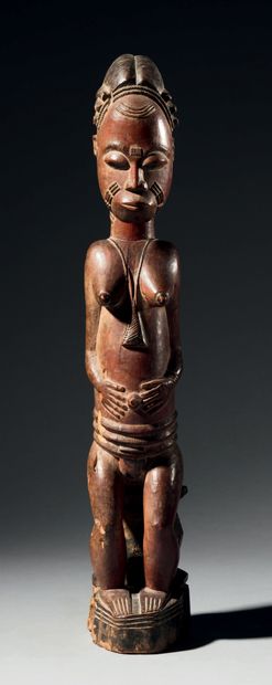 null Figure féminine Baoulé, Côte d'Ivoire
Bois à patine brune, pigments rouges et...
