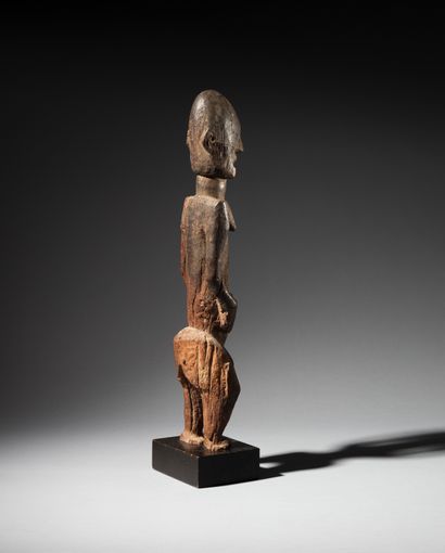 null Statuette de style Djennenké
Peuple Dogon, Mali, XIIIe-XIVe siècle (Test C14)
Bois...