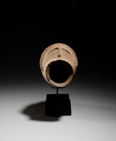 null Igbo-Izzi cup, Nigeria
Terracotta
H. 20 cm
Spherical medicine receptacle in...