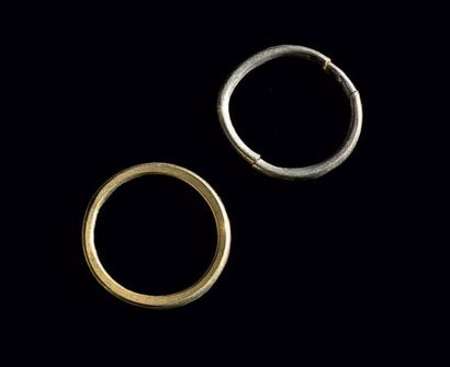 Lot composé de deux anneaux. (2 objets)....