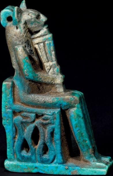 null Amulette de Sekhmet. La déesse est représentée assise sur un trône ajouré orné...