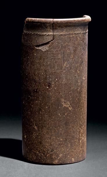  Vase au nom du roi Narmer. Vase à panse cylindrique ornée sous la lèvre d'une fine...