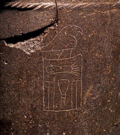  Vase au nom du roi Narmer. Vase à panse cylindrique ornée sous la lèvre d'une fine...