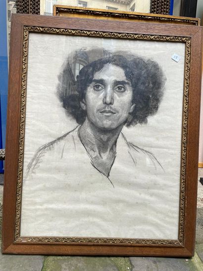 ECOLE FRANCAISE Portrait d'homme
Fusain sur papier
56 x 44 cm (à vue) (Piqures)
Provenance...