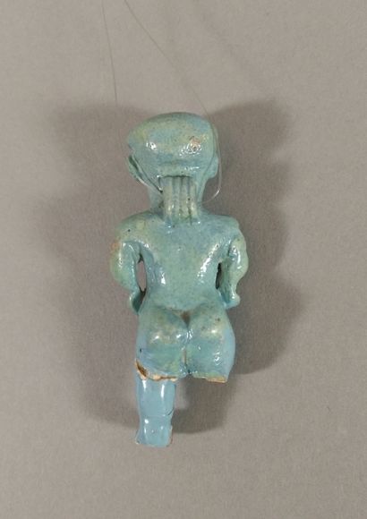 null Amulette de Ptah-Patèque
Faïence bleue. Éclat au bras gauche. Jambes manquantes...