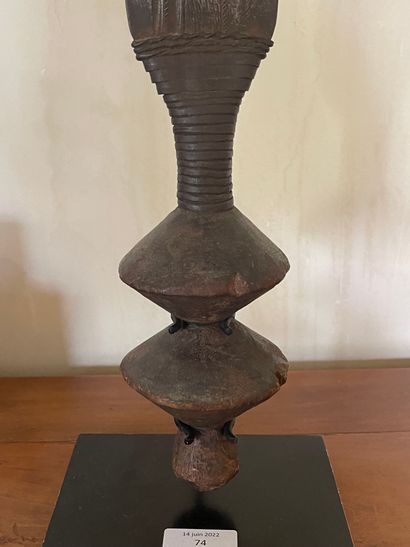 null Sabre Ngombe
République démocratique du Congo
Bois, métal
H. 81 cm