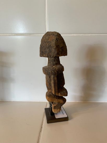 null Fragment Dogon
Mali
Bois érodé patine crouteuse
H. 22 cm