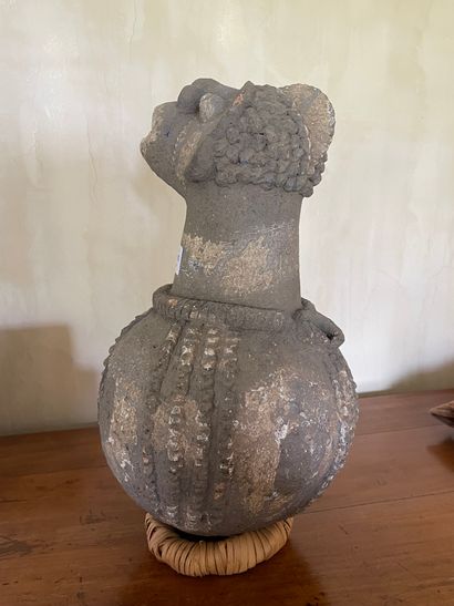 null Deux poteries Mambila
Cameroun
Terre cuite
H. 39 et 37 cm