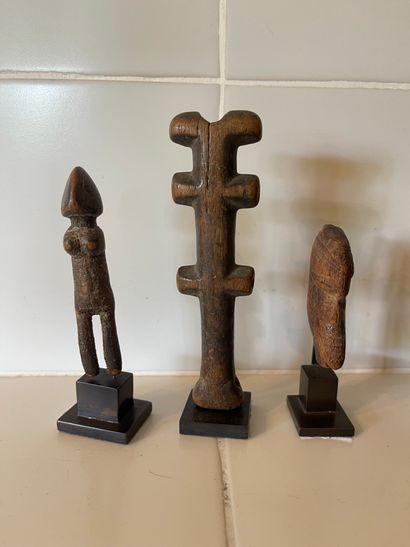 null Lot de 3 objets Dogon
Mali
H. 8,5, 12,5 et 6 cm