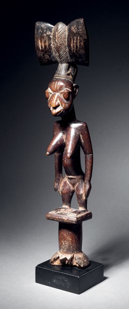 null Ɵ Oshe Shango, Yoruba People, Nigeria
Wood with brown patina
H. 45.5 cm
Oshe...