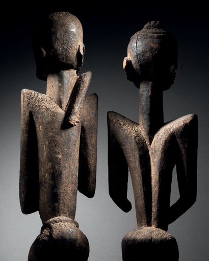 null Ɵ Couple debout Tellem, Dogon, Mali 1335 - 1455
Bois à patine légèrement croûteuse
H....