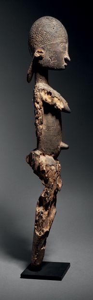 null Ɵ Statue Dogon féminine debout, Mali
Époque présumée : 1700
Bois
H. 66 cm
Dogon...