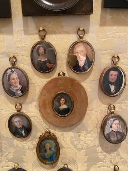 Six miniatures ovales dans des cadres identiques
XIX-XXe...