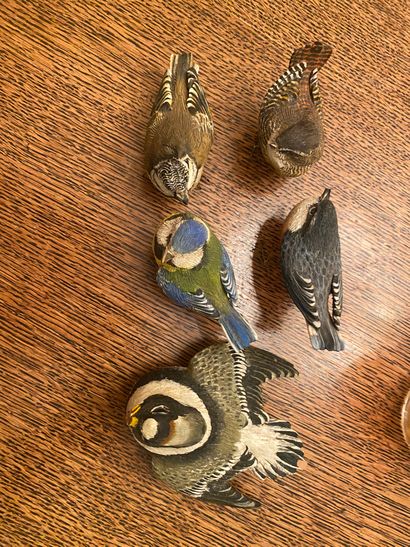SYLVESTRIE Oiseaux
Ensemble de cinq sculptures dont quatre en terre cuite et métal...