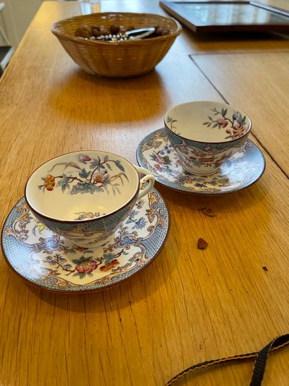 MINTON Deux tasses à thé et leur soucoupe en porcelaine à décor polychrome de fleurs...