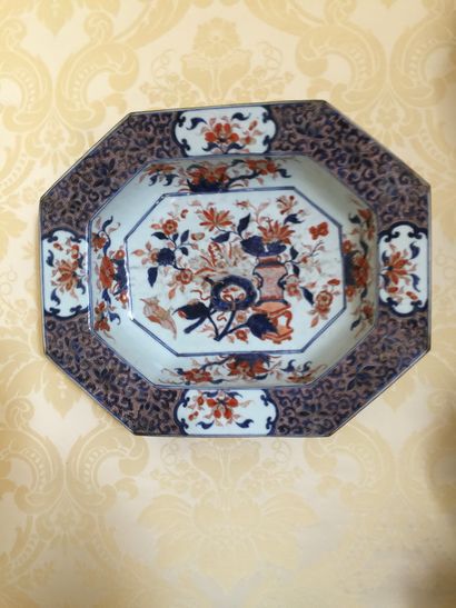CHINE Bassin rectangulaire à pans coupés en porcelaine à décor bleu, rouge et or...