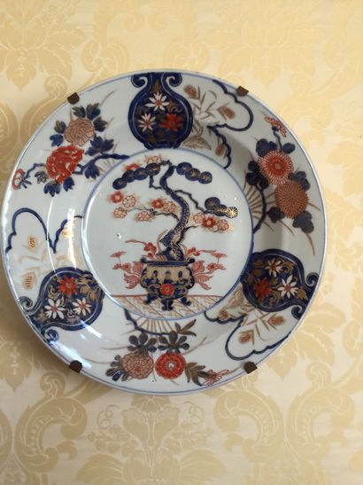 JAPON Grand plat rond en porcelaine à décor bleu, rouge et or dit Imari de jardinière...
