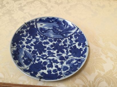 JAPON Paire de coupes rondes en porcelaine à décor en camaïeu bleu de fleurs et paysages...