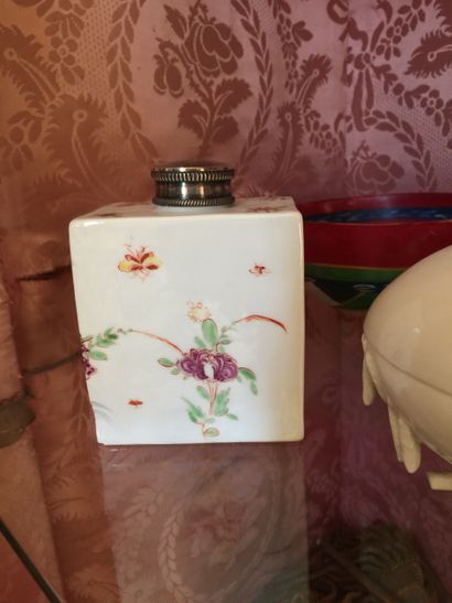 MEISSEN Boite à thé en porcelaine à décor polychrome de fleurs des Indes
XVIIIe siècle
H....
