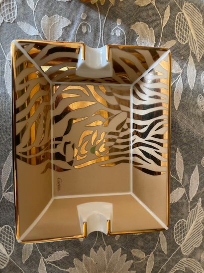 CARTIER Cendrier en porcelaine à décor zébré en or sur fond beige
XXe siècle
L. 20...