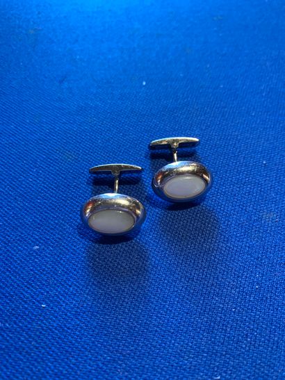 Avakian Pair of cufflinks
In white gold 750°/°°, decorated with a mother-of-pearl...