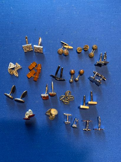 Lot of seventeen pairs of cufflinks
In gilded...