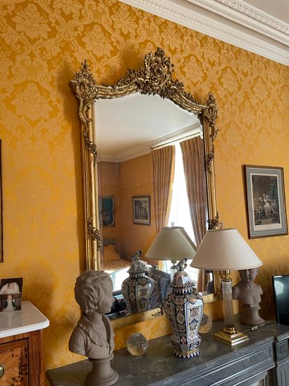 null Important miroir de cheminée stuqué et doré
Riche décor de rocaille et de guirlandes...