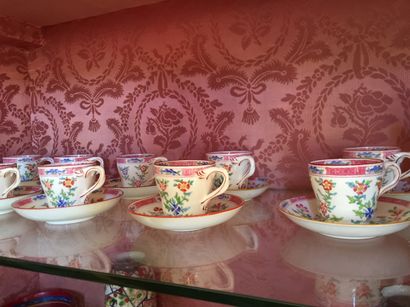 MINTON Dix tasses, onze soucoupes une théière couverte en porcelaine à décor polychrome...