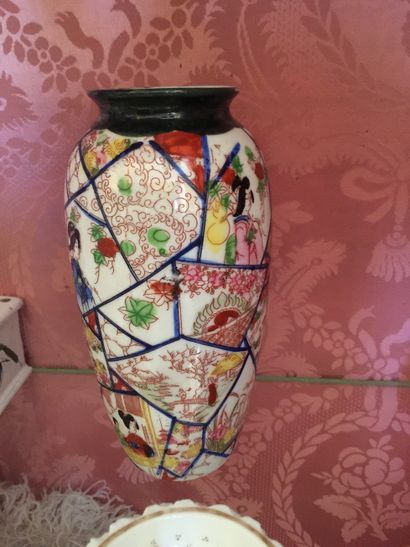 CHINE Paire de vases en porcelaine à décor polychrome de fleurs et Chinoises
XXe...