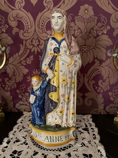 QUIMPER Statuette en faïence représentant Sainte Anne et la Vierge, à décor polychrome
XXe...