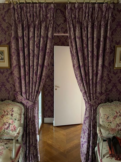 null Deux paires de rideaux en damas violet à trois têtes flamandes
H. 240 cm
Expert...