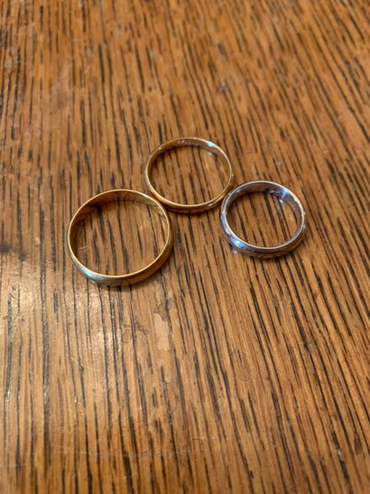 null Lot of three wedding rings
In yellow and white gold 750°/°°
P.B. 12,6g