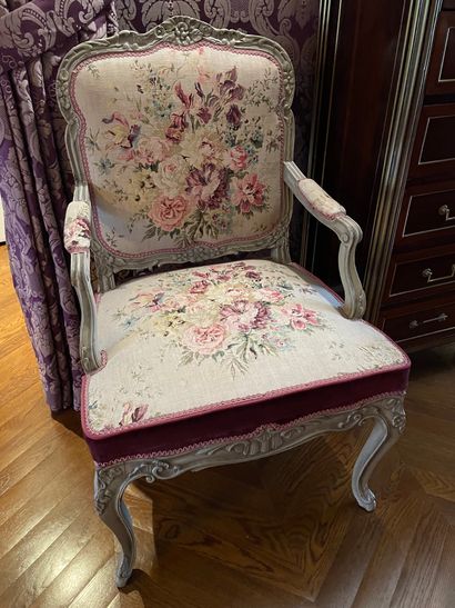 null Dans la chambre violette :
Suite de quatre fauteuils à la reine en bois mouluré...