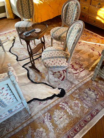 null Important tapis d'Orient ancien en laine à fond crème
Décor floral
L. 418 -...