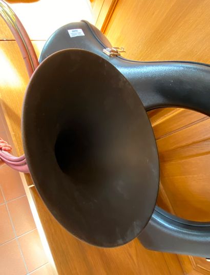 null MILLIENS: hunting horn in copper, black interior. Height: 50 cm. Wear to the...