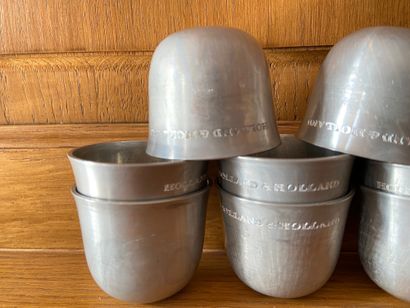 null Set of eight small metal cups HOLLAND & HOLLAND. Height: 4 cm.