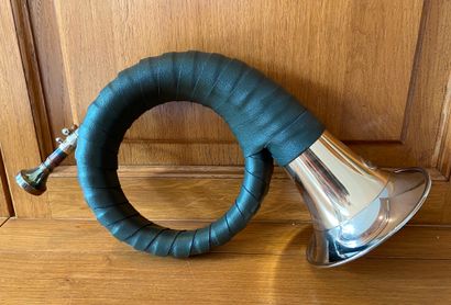null Small hunting horn with slide in brass and covered with green leather, Fürst-Pless....