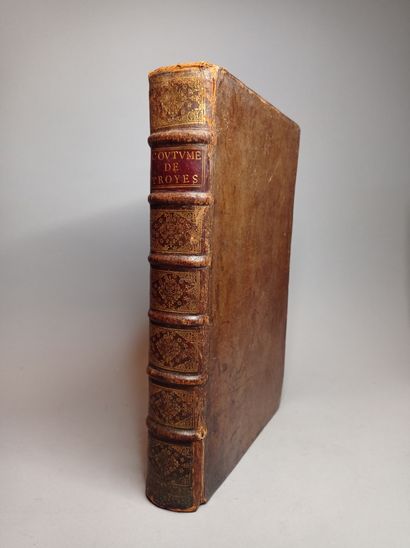 null COUTUME du bailliage de Troyes. Paris, Montalant, 1715. 2 parties en un volume...
