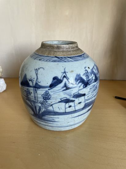 null Vase boule et vase bouteille
En céramique blanc bleu
A décor de paysages et...