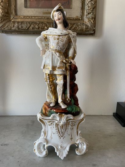 PARIS Figure d'homme en costume de la Renaissance sur base ovale, à décor polychrome...