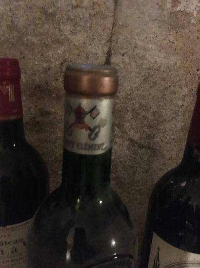 null Lot de bouteilles de vin
Dont château Calon-Ségur 1991 et château Pape Clément...