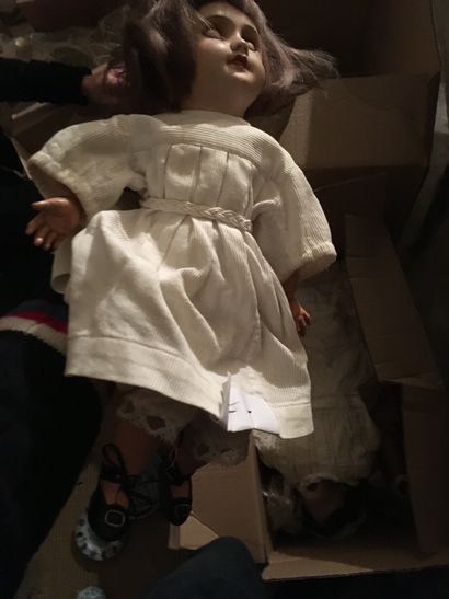 null Ensemble de deux poupées
Une poupée de marque UNIS FRANCE, l'autre de marque...