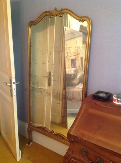 null Mirror
In molded wood, carved and gilded
Resting on two slightly arched feet
Style...