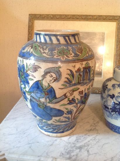 null Deux vases balustre
En céramique polychrome
A décor de frises florales et géométriques...
