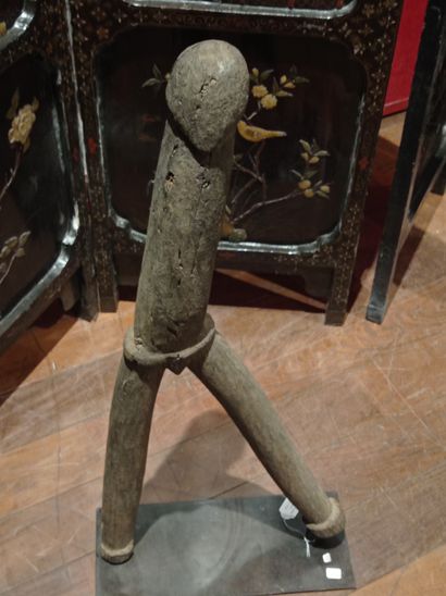 null Statue Dagari
Burkina Faso
H.84 cm
Provenance :
- Galerie Majestic, années 1990
Effigie...