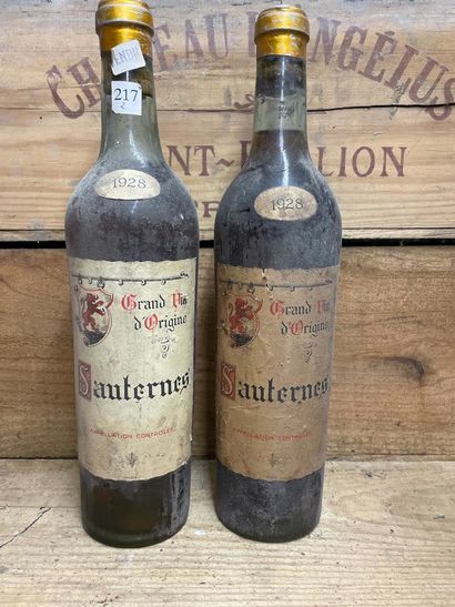  Lot de 2 Blles (blanc) de Grand vin d'origine Sauternes, 1928 Niveau très légèrement...