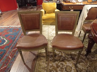 null 
Suite de 6 chaises 

Garniture en cuir 

Style Louis XVI
